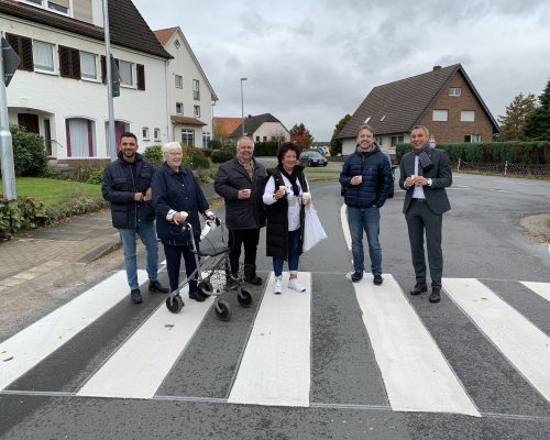Anstoßen auf dem Zebrastreifen